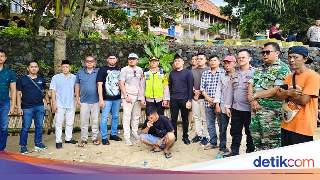 The appearance of the owner of the Bambu Pungli Bridge on Carita Beach Banten