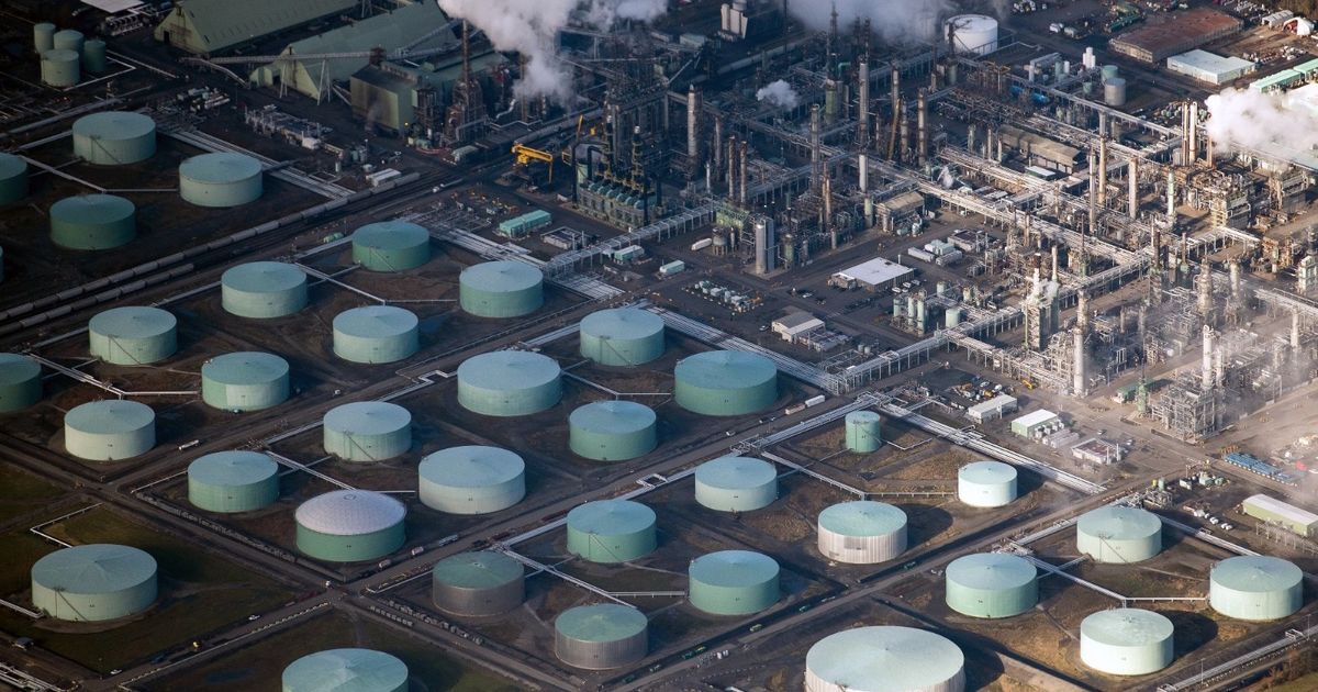 The stability of oil prices amid the focus on growth and stock levels