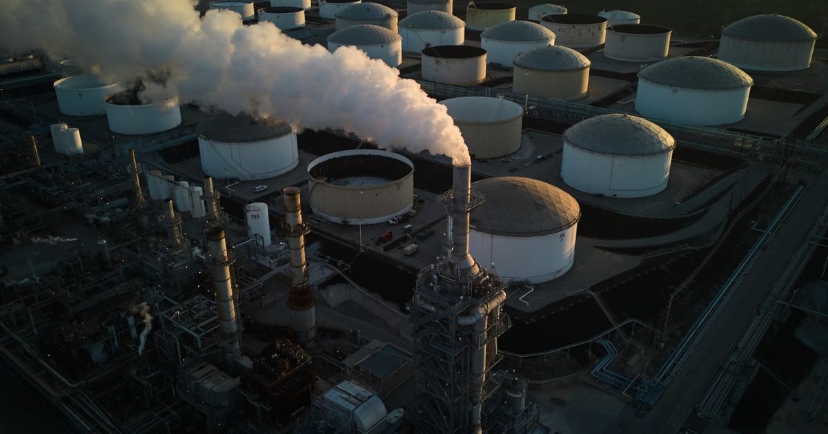 Senior officials of the oil company meet Trump amid fear of fees and raw prices