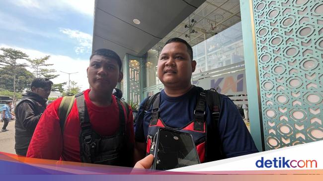 Senone Station is packed with new passengers who go home and return Homecoming H+4 Lebaran