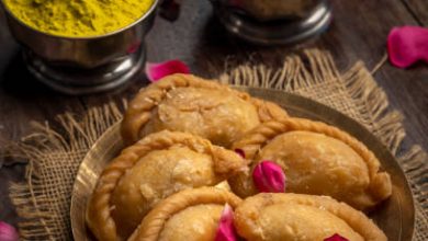 Make 10 types of delicious gujhiya on Holi