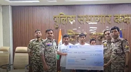 ChhattisGarh: Great success to security forces in sukma, four Naxalites of 20 lakh surrender