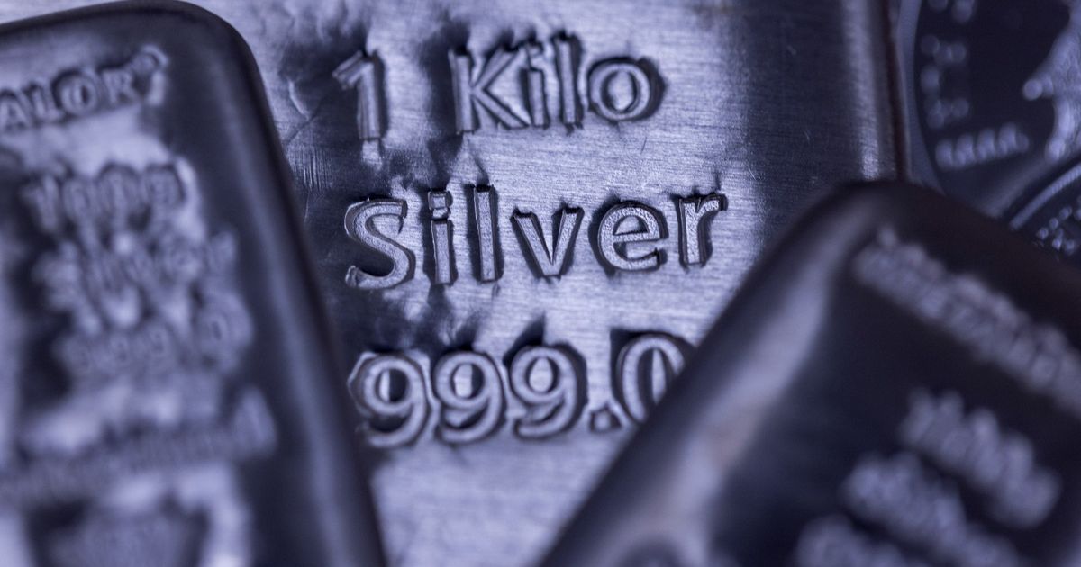 The silver market is under pressure with the exacerbation of the trade war