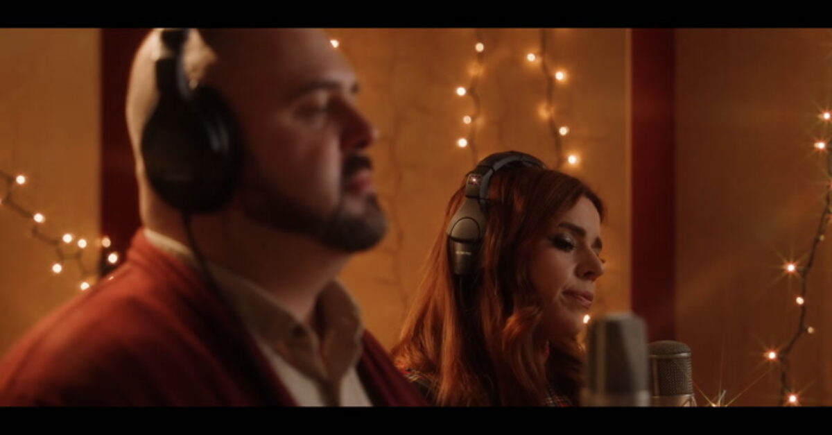 31 Days of Holiday Cheer Exclusive: ALYSHA UMPHRESS AND JOEL WAGER Sing A ‘Love is Christmas/River’ Mash-up