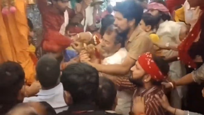 Fierce clashes between battisi sangh and priests in the Jeenmata temple in Sikar, temple doors are closed for three hours