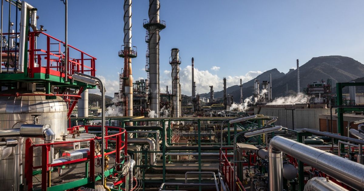 “Goldman” expects a deeper drop in the oil price due to the slowdown in US growth and “OPEC+”