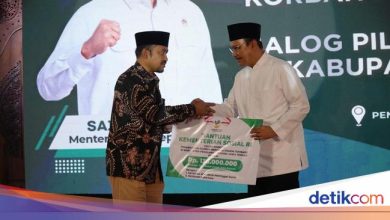 Social Minister gives compensation of victims created by trees during ID prayers in Pemalang