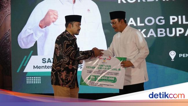 Social Minister gives compensation of victims created by trees during ID prayers in Pemalang