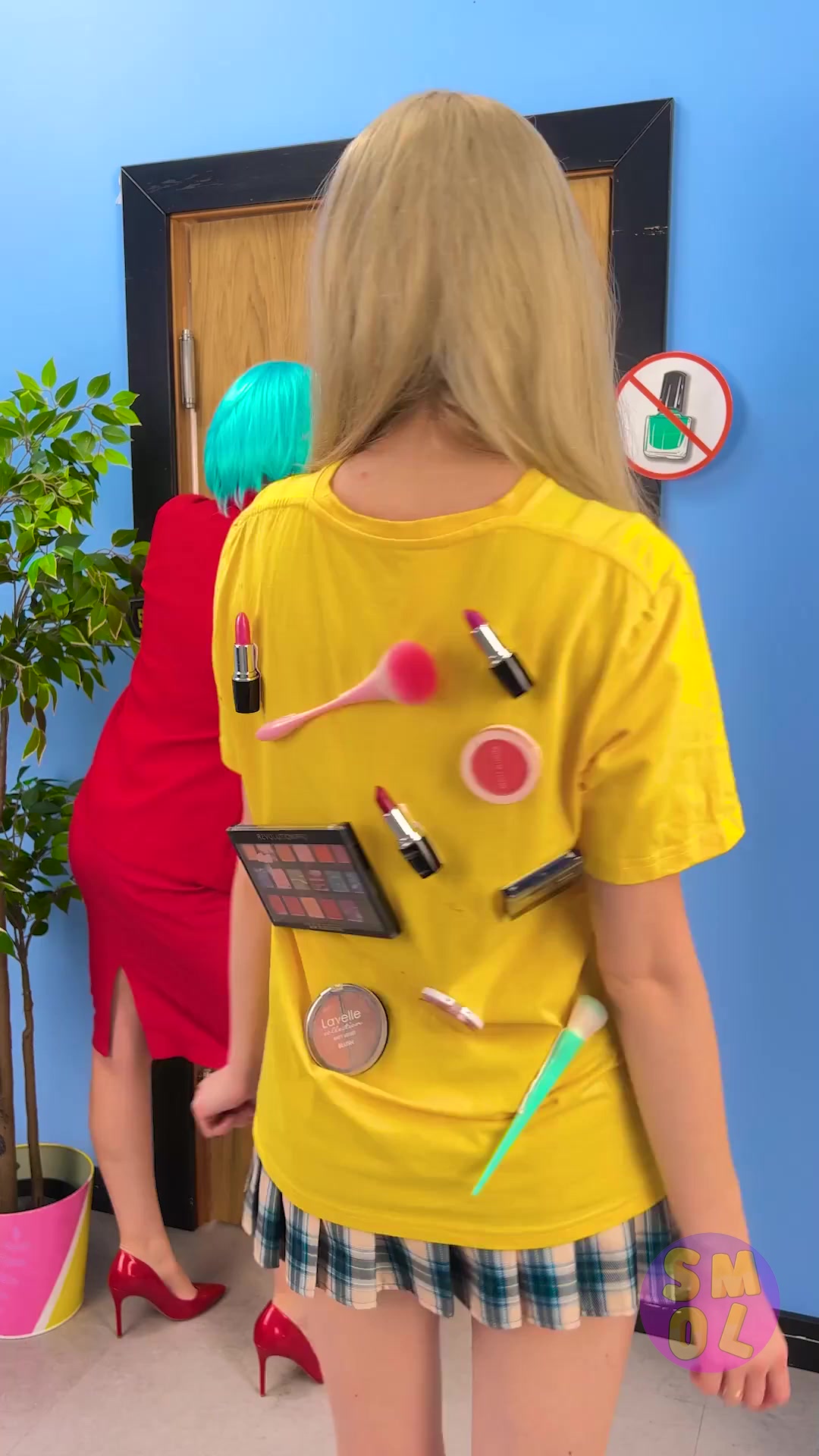 She strapped a bunch of makeup on her back || How to sneak makeup into class #b… – ryan