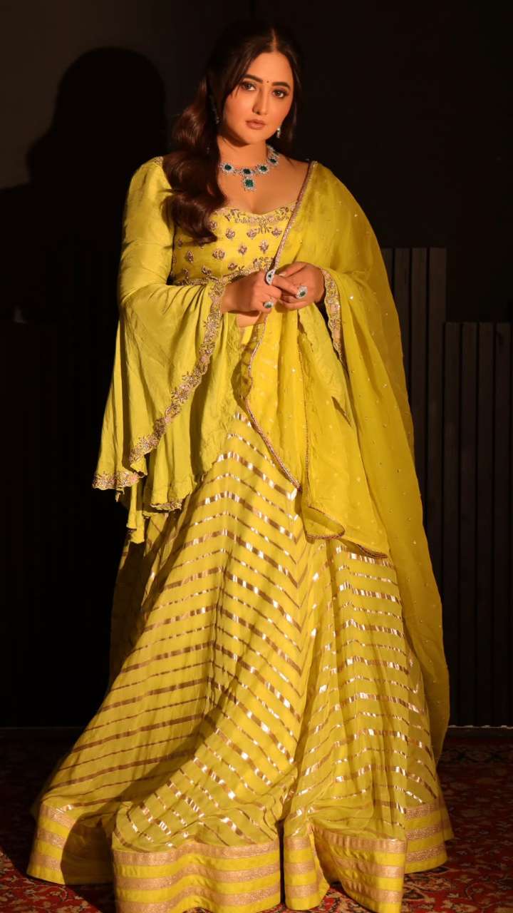 Do the simple lehenga to bee-bye! Try royal ling of rashami