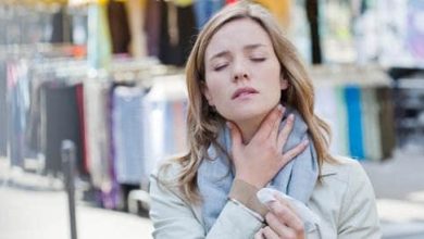 Video: Methods to relieve sore throat pain