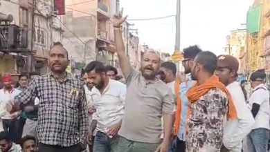 Katni News: Such stores were in front of the temple, people gathered, slogans shouted