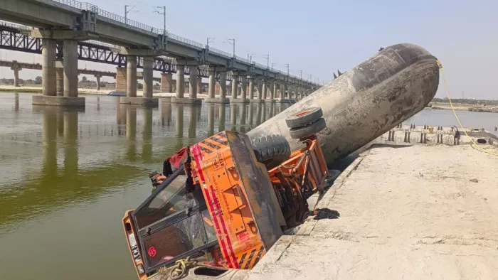 Major accident in Prayagraj finished: Crane overturned during the removal of the pipa, four laborers injured -he overturned the tap while injuring Pontoon Bridge -barrel in PrayAgraJ