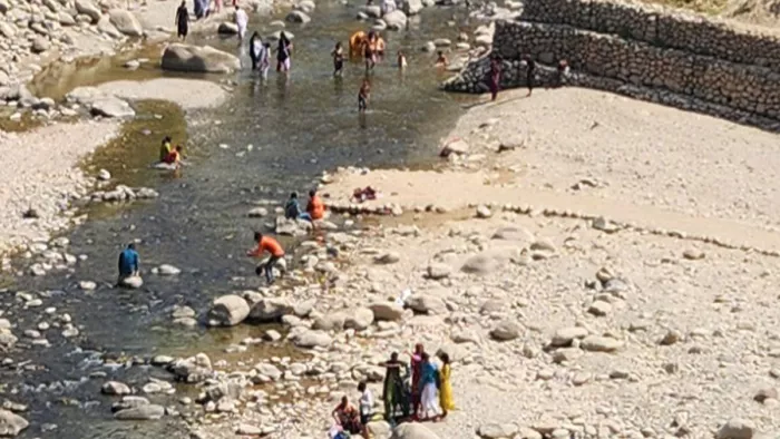Uttarakhand again: In Uttarakhand, so much heat came from the sun’s heat, people jumped into the river – Uttarakhand weather temperature high in Kotdwar -people seek relief in Khohrivier
