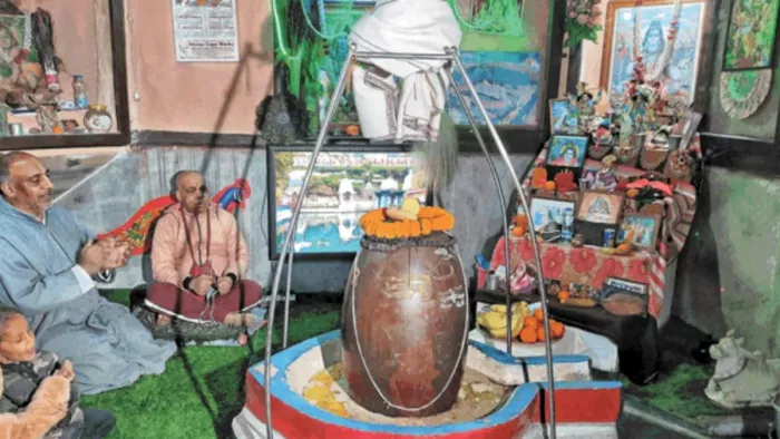 At the occasion of Ramnavami, dedicated visited the ancient Shankaracharya Temple, crowd committed -dedicated to Srinagar Antique Shankaracharya temple for Ram Navami Priyers, and