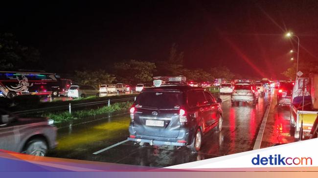 One way is enforced, traffic is a vehicle in the Cipali Toll Road km 166 is solid tonight