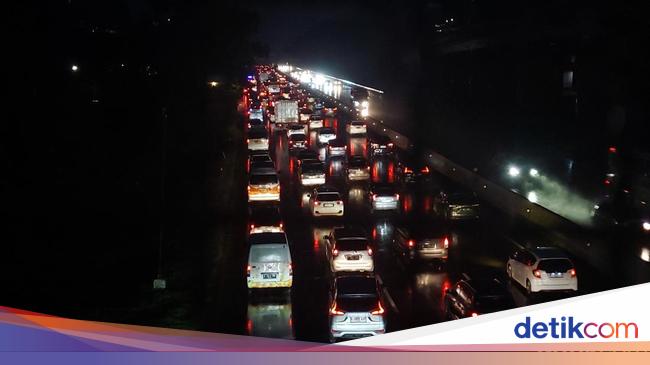 Traffic from Bandung to Jakarta is derived from the South Japapec ii toll road tonight via
