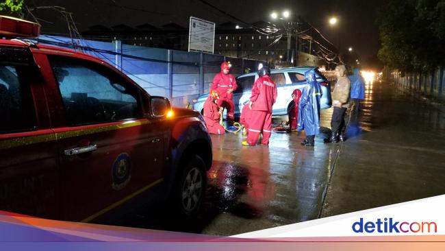 Damkar North Jakarta evacuation of Taxi Mental to the Dutch