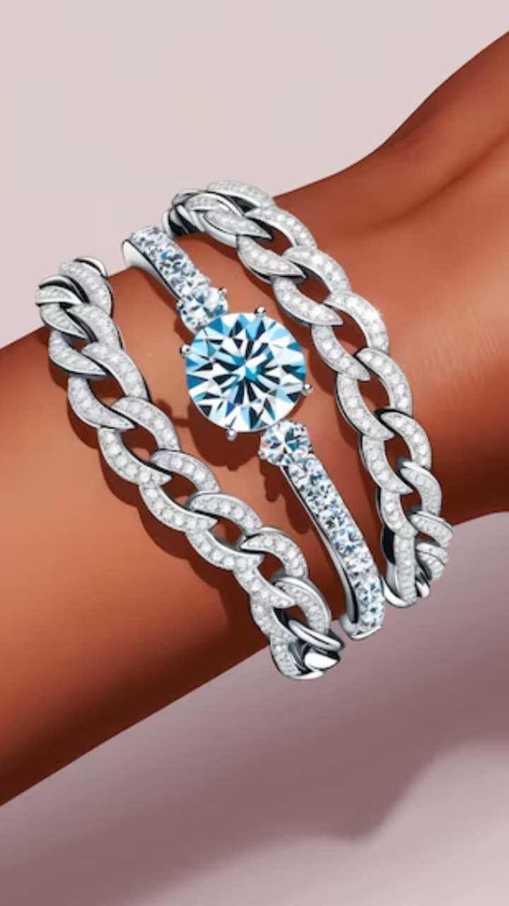 Give this beautiful silver bracelet to girlfriends on Valentine’s Day