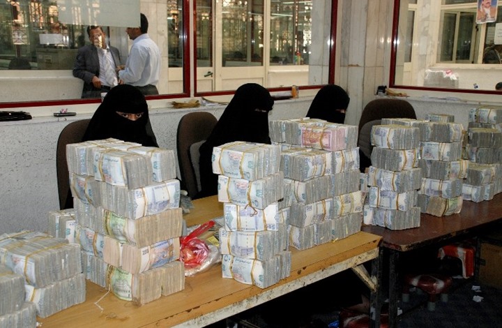 تراجع جديد للعملة في عدن والدولار يلامس 2400
