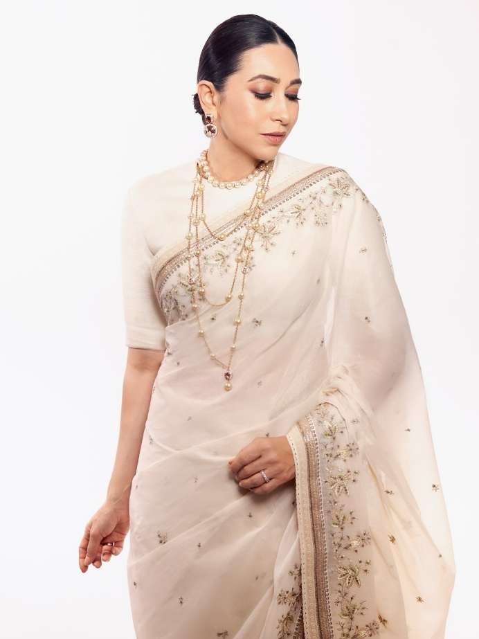 Wear this high neck blouse with its saree, the most different will be seen