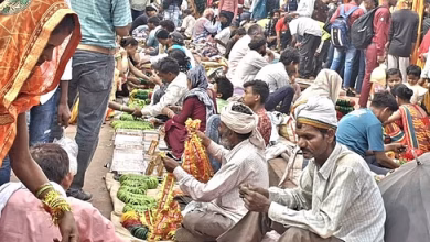 Why do women in this fair come from Karauli to buy bracelets and Vermilion? What is religious recognition