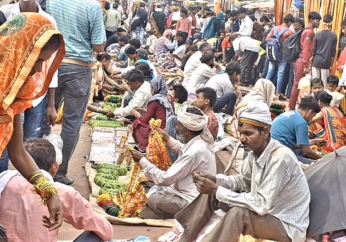 Why do women in this fair come from Karauli to buy bracelets and Vermilion? What is religious recognition