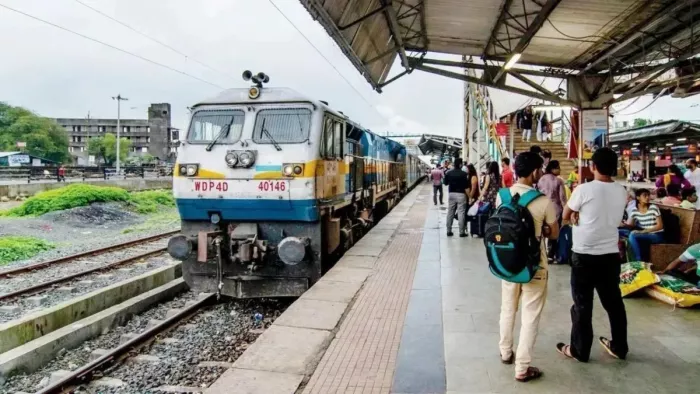False sellers in trains sold substandard water, the Railways had losses in income; RPF Busted -False IRCTC Sellers Substitutional Water put in large RPF operation