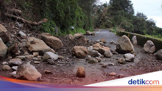 Houses to plaster in Depok landslides as a result of heavy rain
