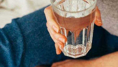 What happens by drinking water from bay leaves on an empty stomach in the morning?