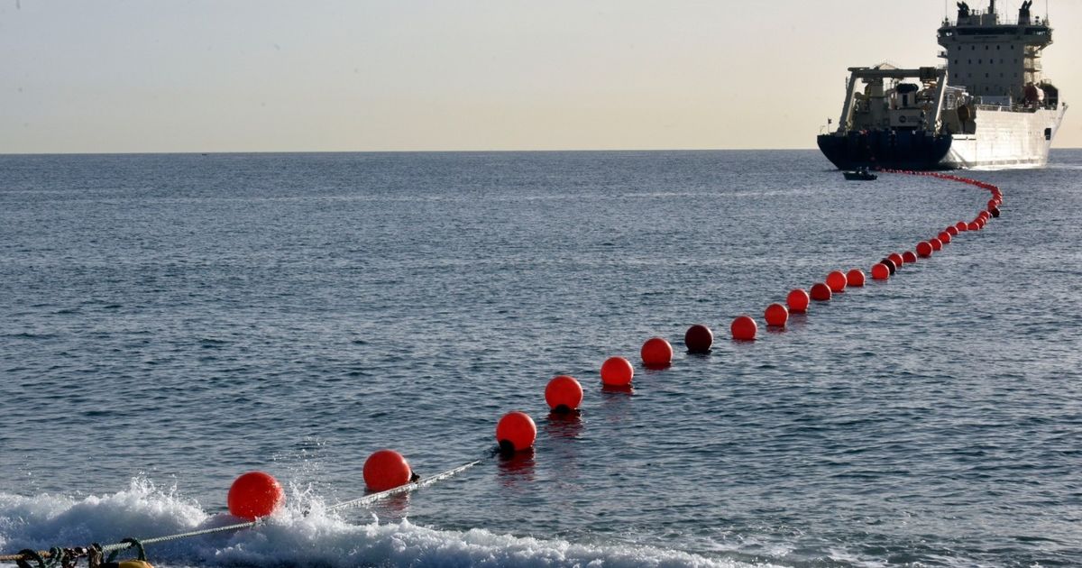 A war war underwater .. the marine cables become a seductive target