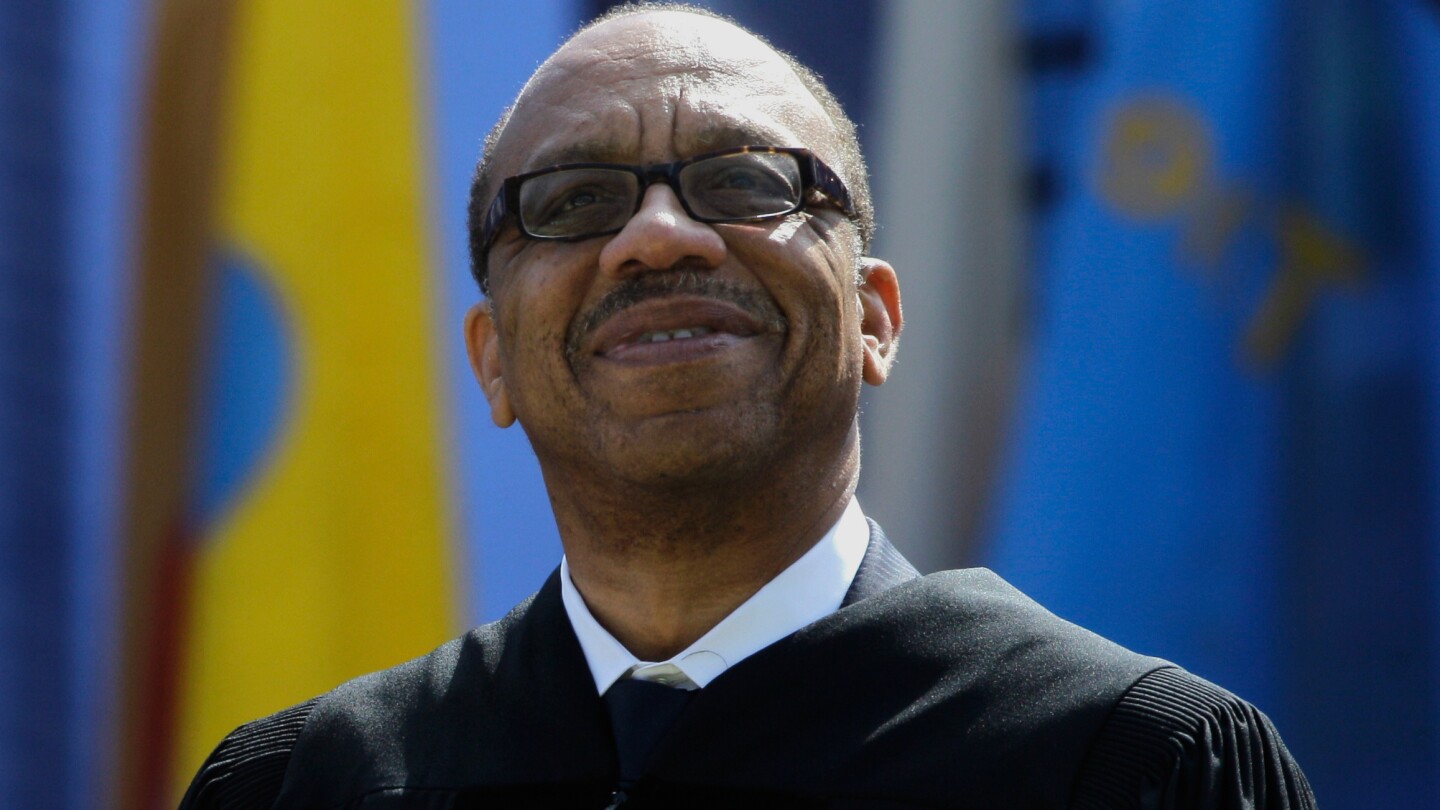 Longime Washington Post Columnist Eugene Robinson is Leaving. He cied bezos’ new editorial policy – ryan