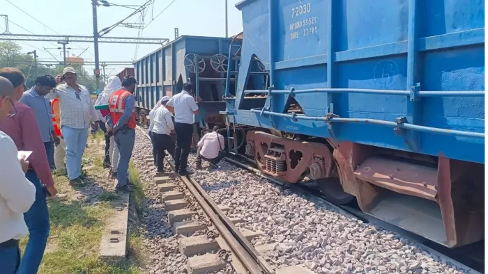 Train for Foreign Goods, Engineering Department officials reached the place at PrayAgraj connection -Goods -Train derailed at PrayAGrajjjjjjjjjjjjjjjjjjjjjjjjif Junction Engineering Department officials reached space