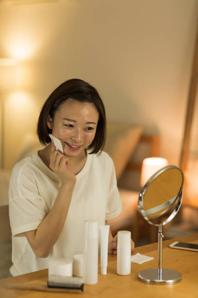 Wear a night -skinned routine worn with gold