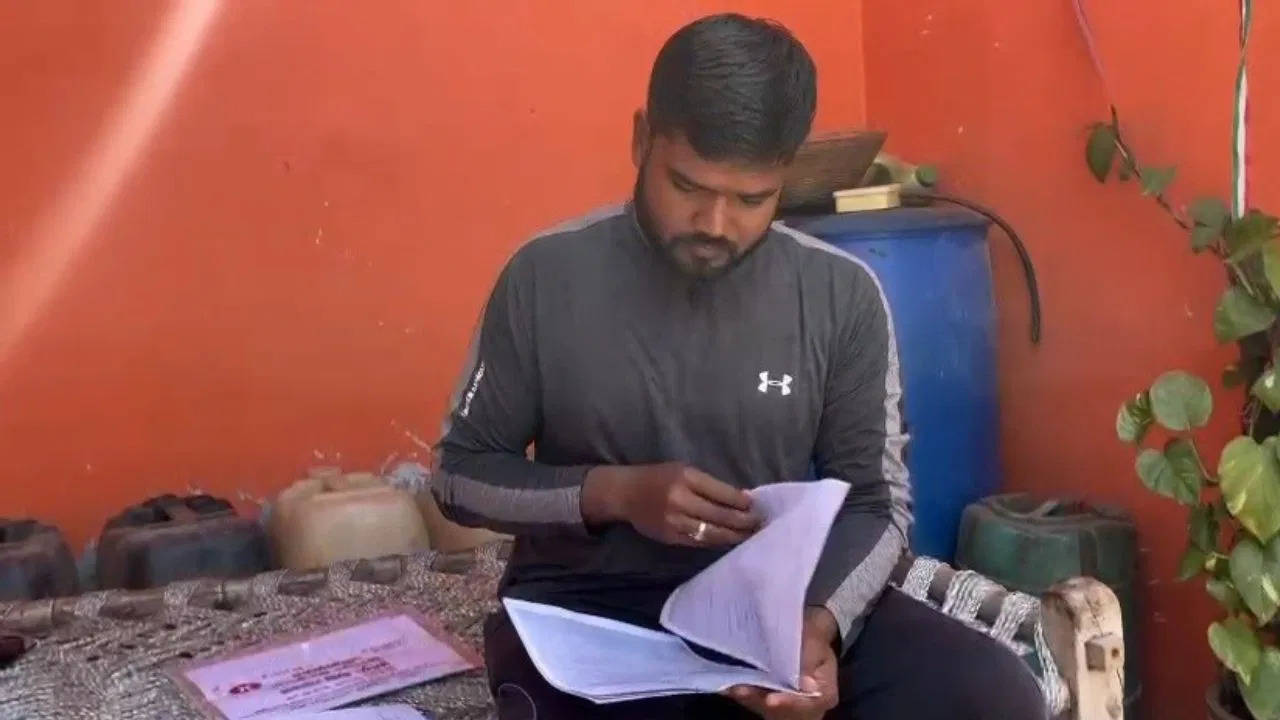 Farmer of 2 Bighas, notifications received 30 crores, income tax said and submitted, get sick