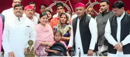 Akhilesh honored Ananya, said BJP’s slogan of 80-20 is not going to run