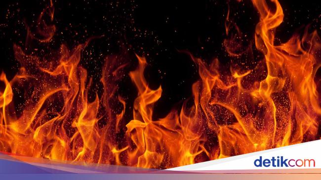 How could you! Men in Northern Sumatra burn the home of Ortu Gergara upset not given money