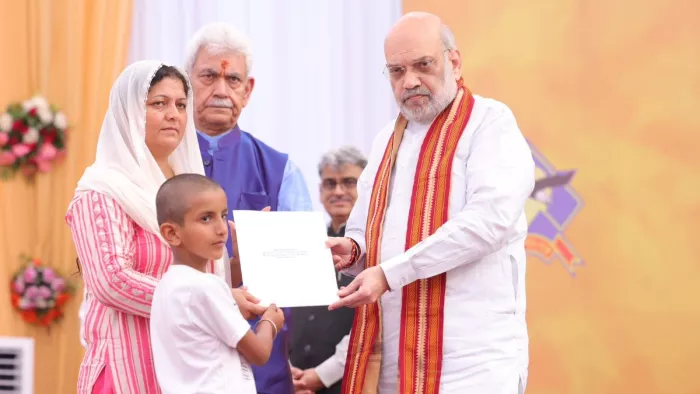 Amit Shah gave appointment letters to the families of ten sacrifices policemen, reached Humayun Bhat’s home; CM Omar was also present -AMIT Shah appointment letters to family members of 10 Martelred -Police Men reached Humayun Bhatt House CM Omar Abdullah