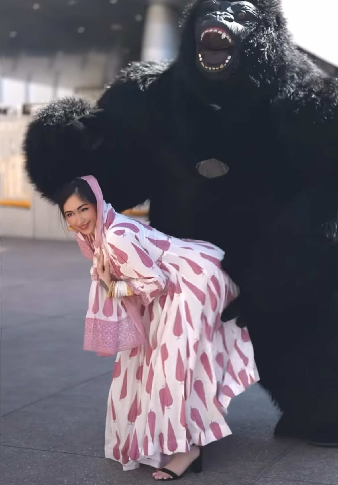 @clubby699 Dancing with gorilla #hijabi #arab #dasi #gorilla #dance #twerk #gyat… – ryan