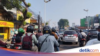 Lebaran Holiday is over, Dewi Sartika Street in traffic in the direction of Kalibata, South Jakarta