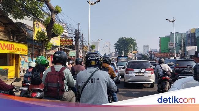 Lebaran Holiday is over, Dewi Sartika Street in traffic in the direction of Kalibata, South Jakarta