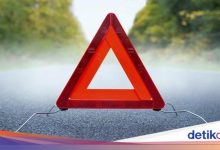 The truck rolled into Cileungsi Bogor, the garbage freight was spread on the road