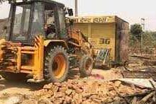 Moradabad Ramganga next to the metal factories, Thunder Mda, also had the government team a light protest during the illegal construction