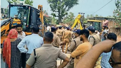 Bulldozers of thunderstorms against illegal constructions in Uttarakhand, people protested against demolition administrations bulldozers destroy Ilelegal constructions in Uttarakhand
