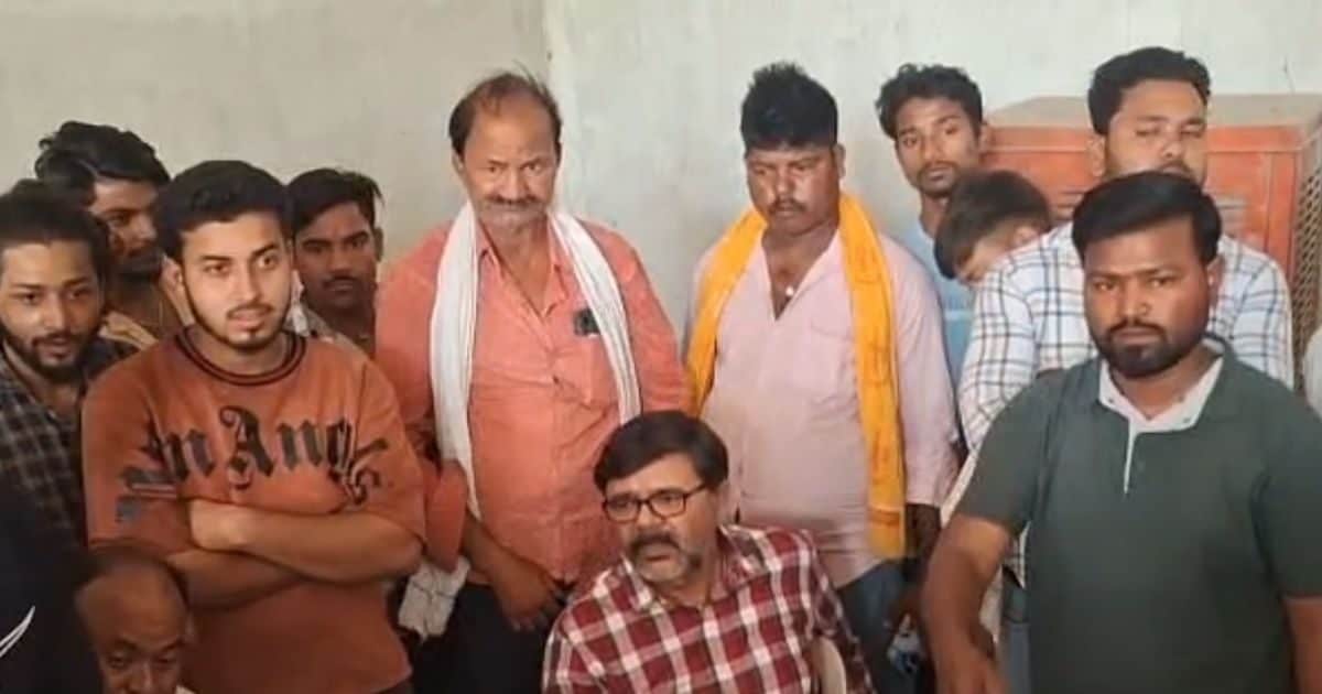 SONBHADRA NEWS: Bank suddenly escaped, boards changed overnight, hundreds of people created Ruckus
