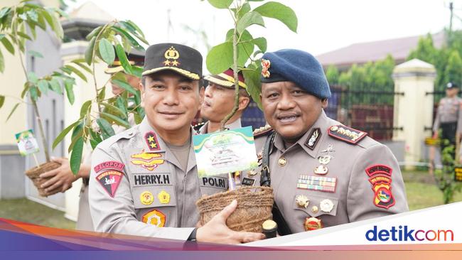 Halal Bihalal while planting trees is the Riau regional police intensive