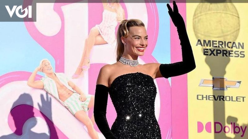 Portrait of Margot Robbie in Premier Barbie Film, Beautiful Wearing A Black Dress – ryan