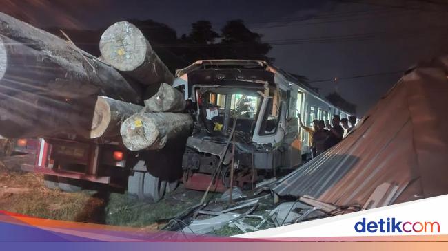 Crashing Kail Commuter vs Wood Transport Trucks in Gresik, Assistant Machiners dead