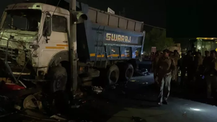 Ayodhya: Dumper collided with several vehicles at Lata Mangeshkar Chowk, one person dies; Five serious injured – a High Speed Dumper clapped in Seveal vehicles at Lata Manangeshkar Chowk in Ayod