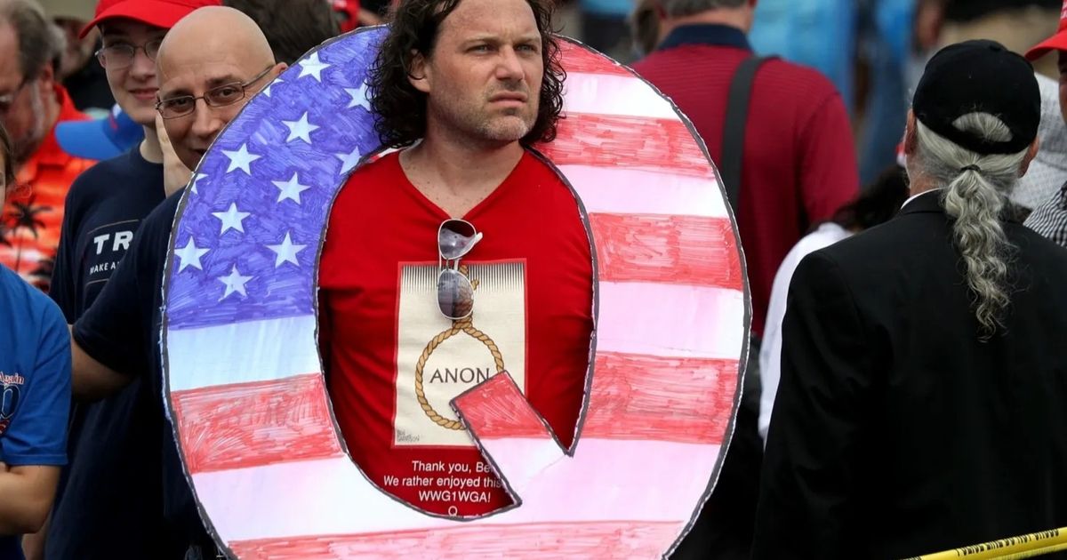 Artificial intelligence exceeds people in the rebuttal of conspiracy theories